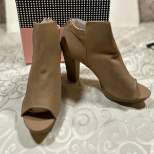 NIB! Stephen Ella back zipper, peekaboo toe, heeled booties size 9
